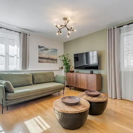 385 Luxury Apartment