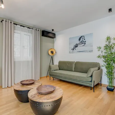 385 Luxury Apartment *